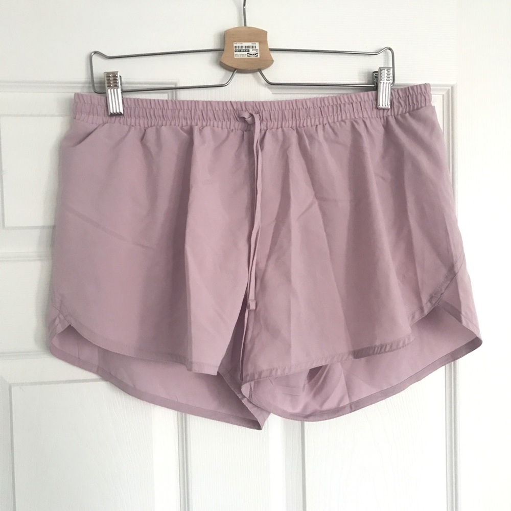 Dolphin Hem Run Short in Lilac